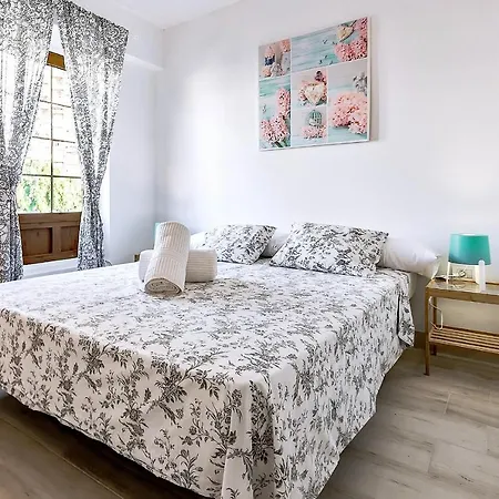 Two Bedroom Close To The Beach In