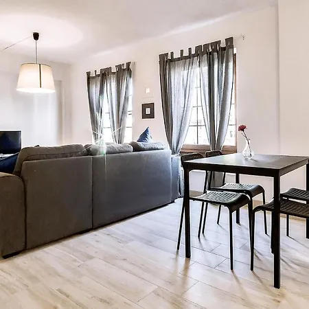 Two Bedroom Close To The Beach In