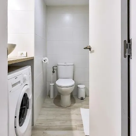 Two Bedroom Close To The Beach In Apartment *